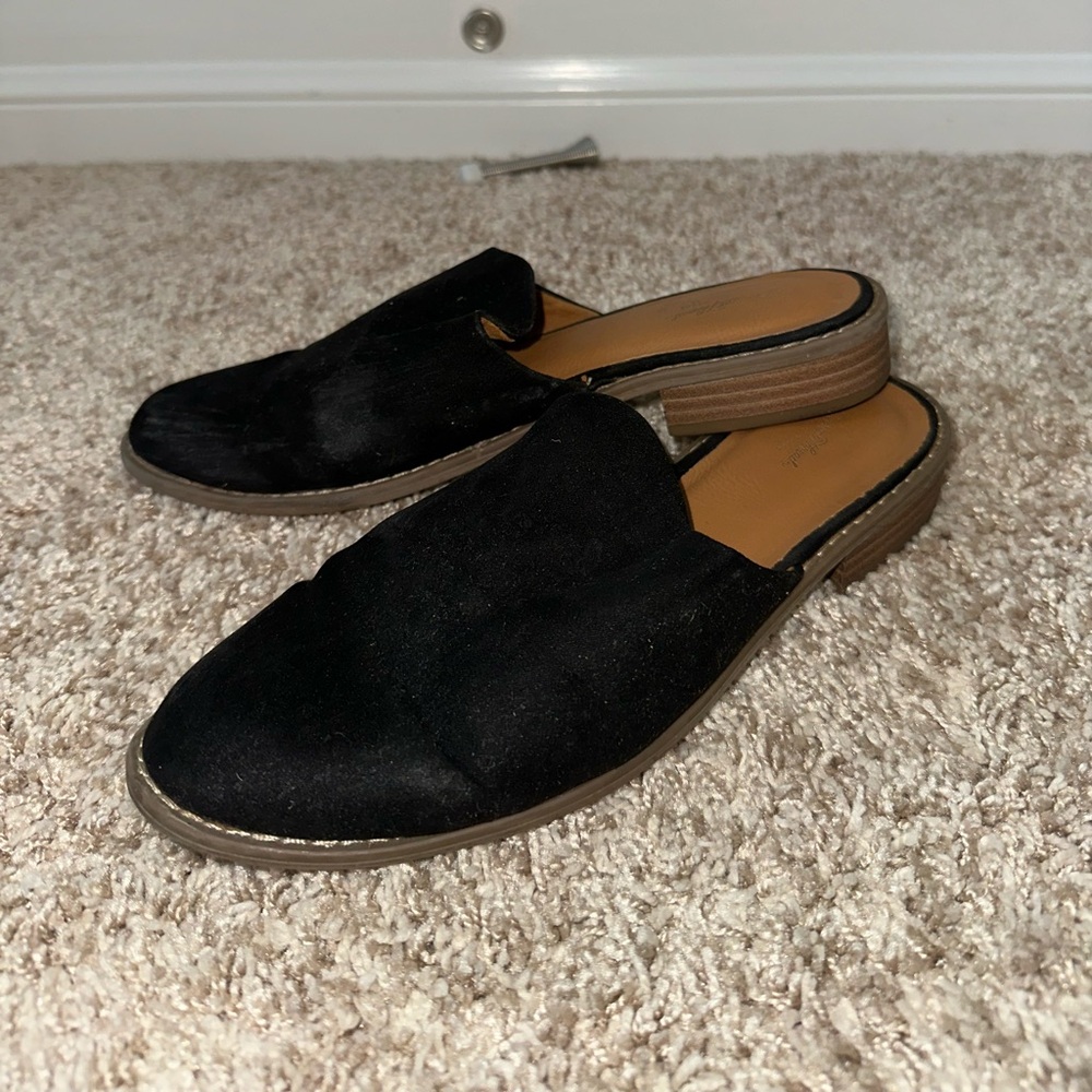 Universal Thread Black Faux Suede Mule Platform Sandals